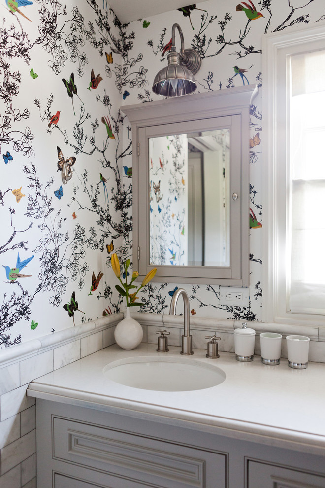 Modelo de cuarto de baño clásico renovado con paredes multicolor y armarios con rebordes decorativos