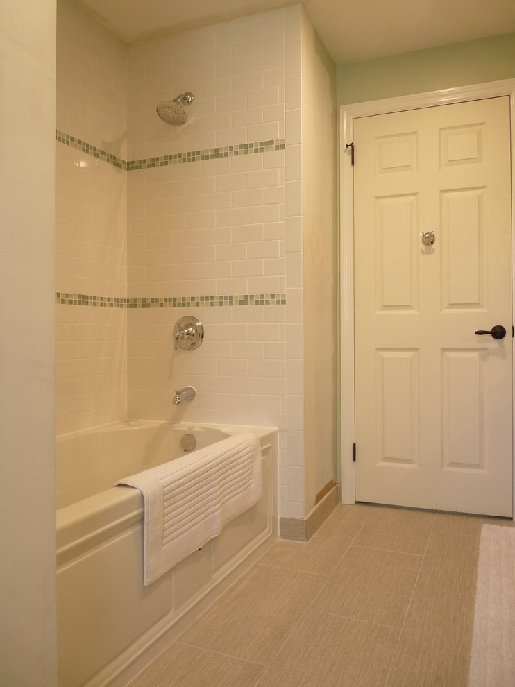 На фото: ванная комната в стиле фьюжн с фасадами с утопленной филенкой, темными деревянными фасадами, столешницей из искусственного кварца, ванной в нише, душем над ванной, раздельным унитазом, белой плиткой и плиткой кабанчик с