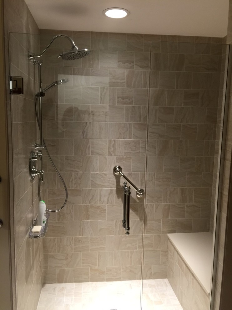 Foto de cuarto de baño principal clásico renovado grande con ducha empotrada, baldosas y/o azulejos beige, baldosas y/o azulejos de cerámica y suelo de baldosas de cerámica