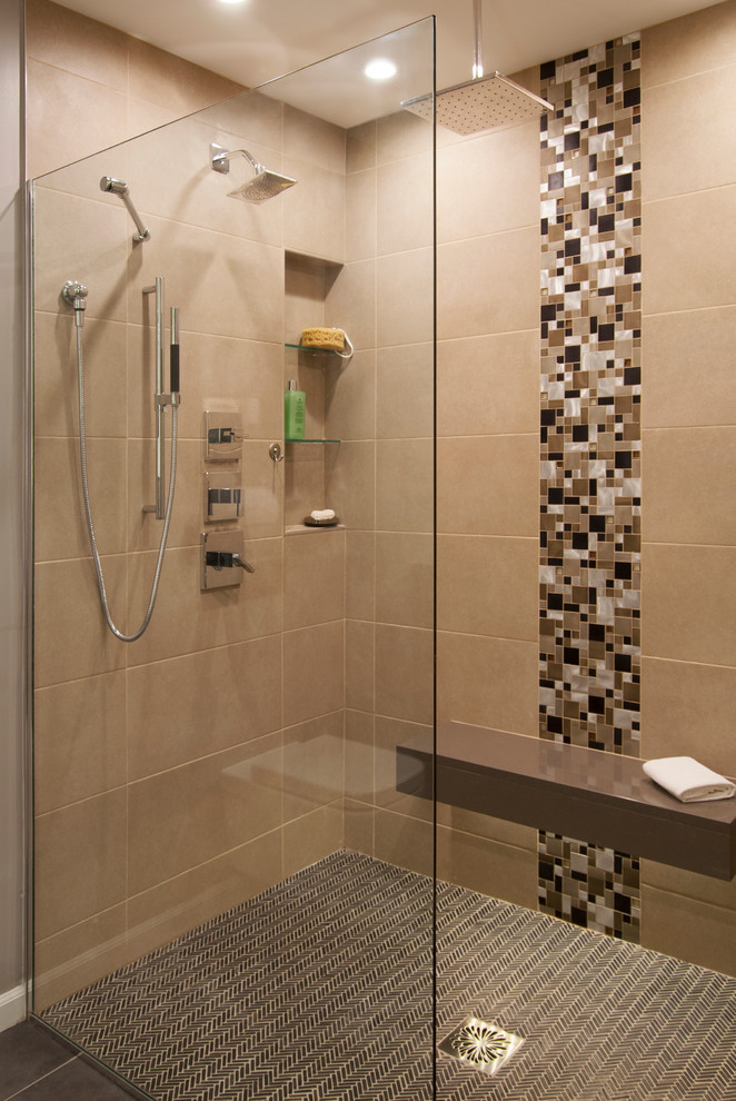 Inspiration för ett mellanstort funkis en-suite badrum, med ett undermonterad handfat, släta luckor, skåp i slitet trä, bänkskiva i kvartsit, en kantlös dusch, en vägghängd toalettstol, grå kakel, porslinskakel, grå väggar och klinkergolv i porslin