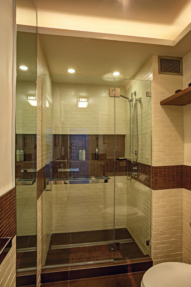 Exempel på ett mellanstort modernt en-suite badrum, med ett nedsänkt handfat, släta luckor, skåp i mellenmörkt trä, bänkskiva i akrylsten, en öppen dusch, en vägghängd toalettstol, beige kakel, keramikplattor, vita väggar, klinkergolv i porslin, brunt golv och dusch med gångjärnsdörr
