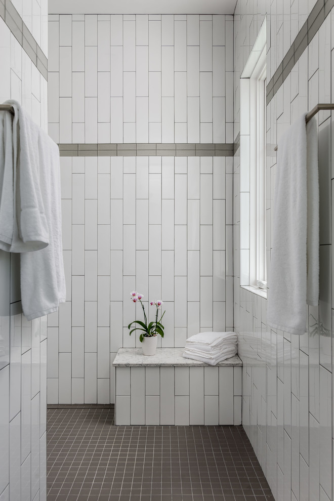Источник вдохновения для домашнего уюта: главная ванная комната в стиле неоклассика (современная классика) с фасадами в стиле шейкер, серыми фасадами, открытым душем, белой плиткой, плиткой кабанчик, серыми стенами, полом из керамогранита, врезной раковиной, столешницей из искусственного кварца, серым полом, открытым душем и белой столешницей