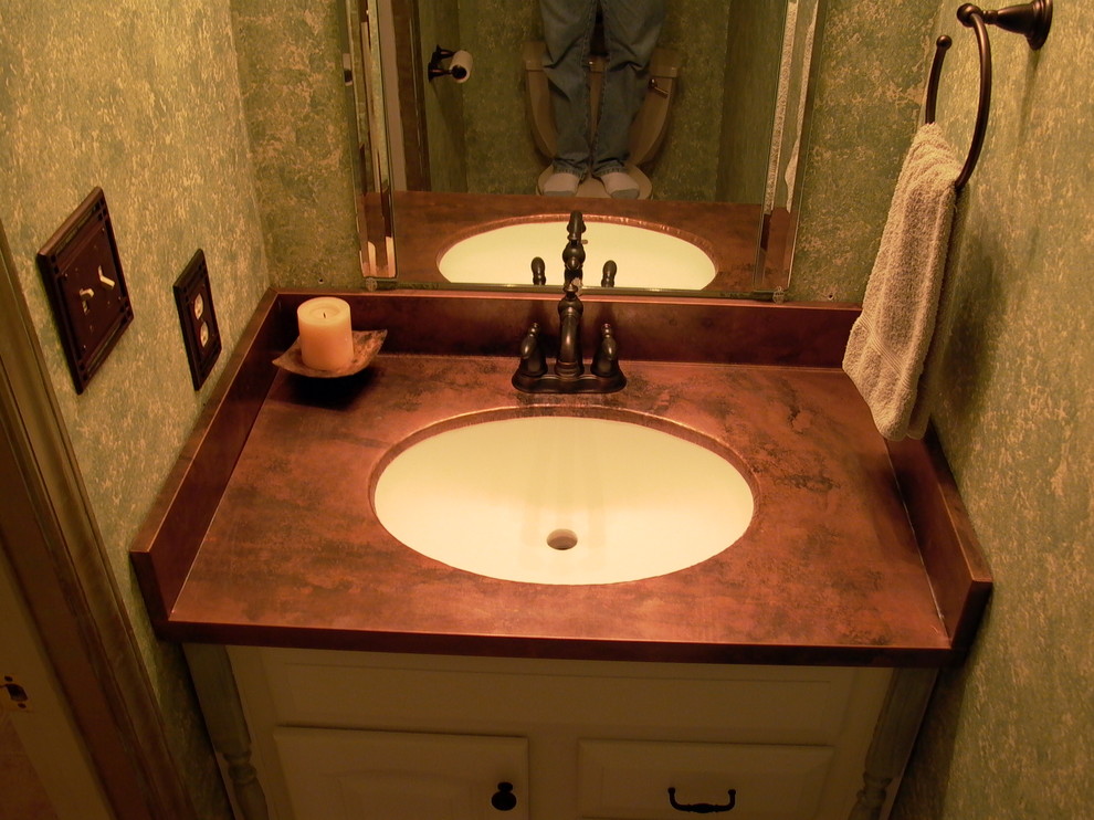 シャーロットにある地中海スタイルのおしゃれな浴室 (緑の壁、白いキャビネット、銅の洗面台) の写真