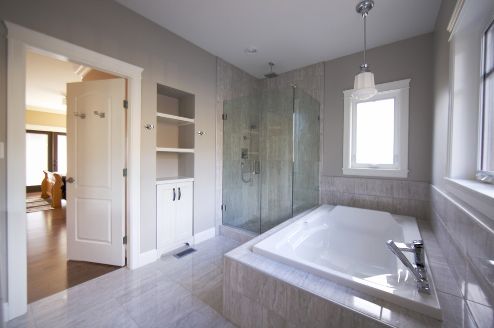 Esempio di una stanza da bagno padronale chic con ante in stile shaker, ante bianche, vasca da incasso, doccia ad angolo, WC a due pezzi, piastrelle beige, pareti beige e lavabo sottopiano