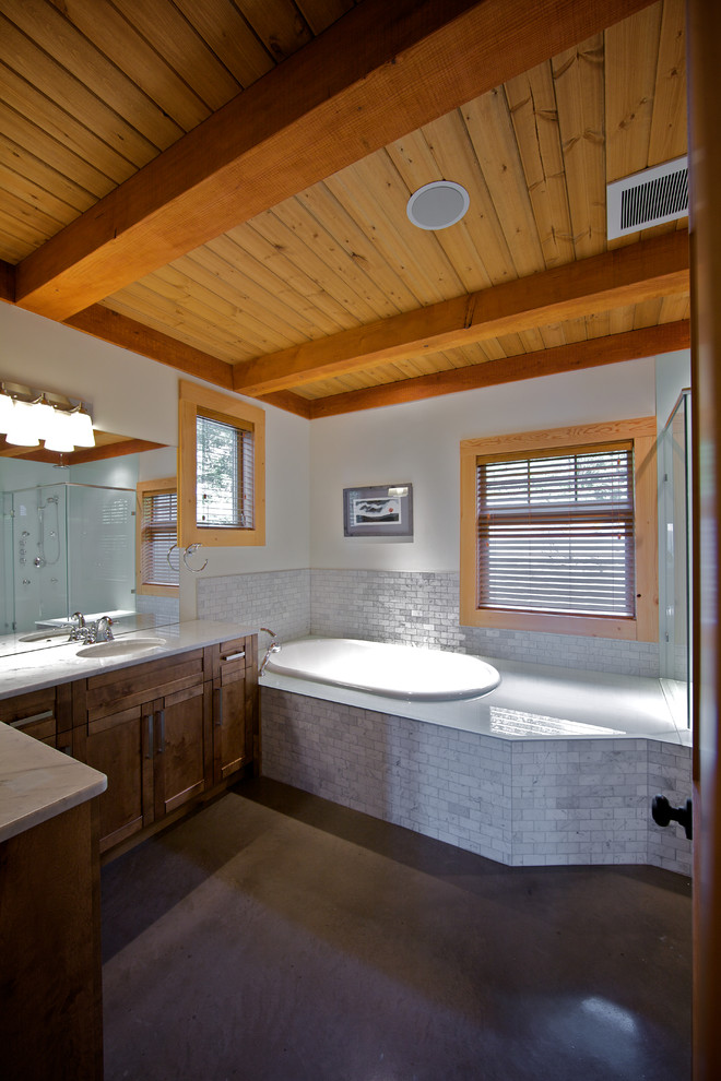 Пример оригинального дизайна: ванная комната в современном стиле с врезной раковиной, фасадами в стиле шейкер, серой плиткой, фасадами цвета дерева среднего тона, белыми стенами, бетонным полом и накладной ванной