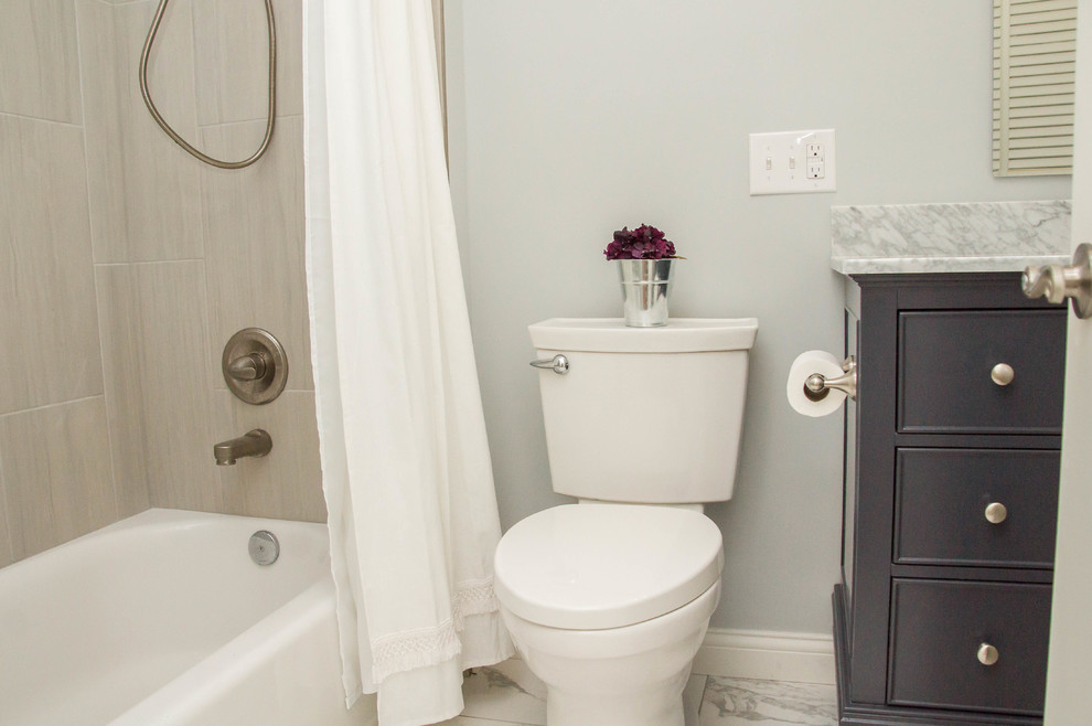 Inspiration för ett litet vintage badrum med dusch, med luckor med infälld panel, skåp i mörkt trä, ett badkar i en alkov, en dusch/badkar-kombination, en toalettstol med separat cisternkåpa, beige kakel, keramikplattor, grå väggar, marmorgolv, ett undermonterad handfat, marmorbänkskiva, vitt golv och dusch med duschdraperi