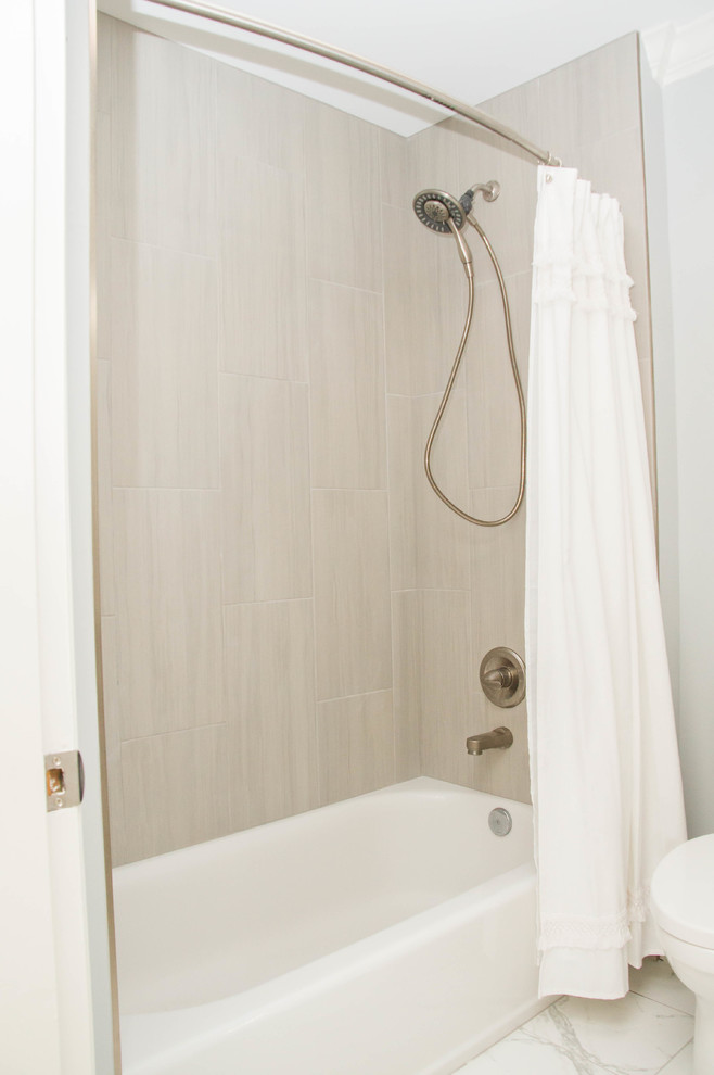 Exemple d'une petite salle d'eau chic en bois foncé avec un placard avec porte à panneau encastré, une baignoire en alcôve, un combiné douche/baignoire, WC séparés, un carrelage beige, des carreaux de céramique, un mur gris, un sol en marbre, un lavabo encastré, un plan de toilette en marbre, un sol blanc et une cabine de douche avec un rideau.