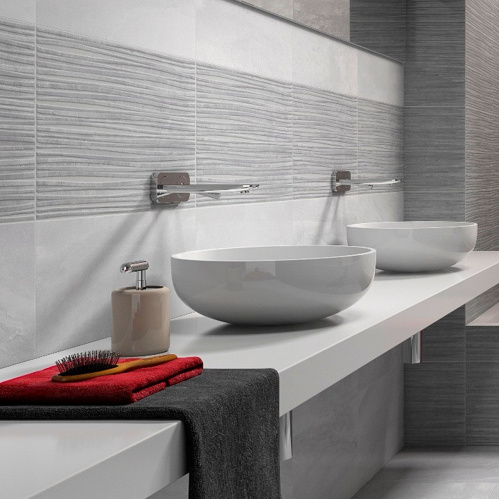 Modelo de cuarto de baño grande con baldosas y/o azulejos marrones, baldosas y/o azulejos de porcelana y paredes marrones