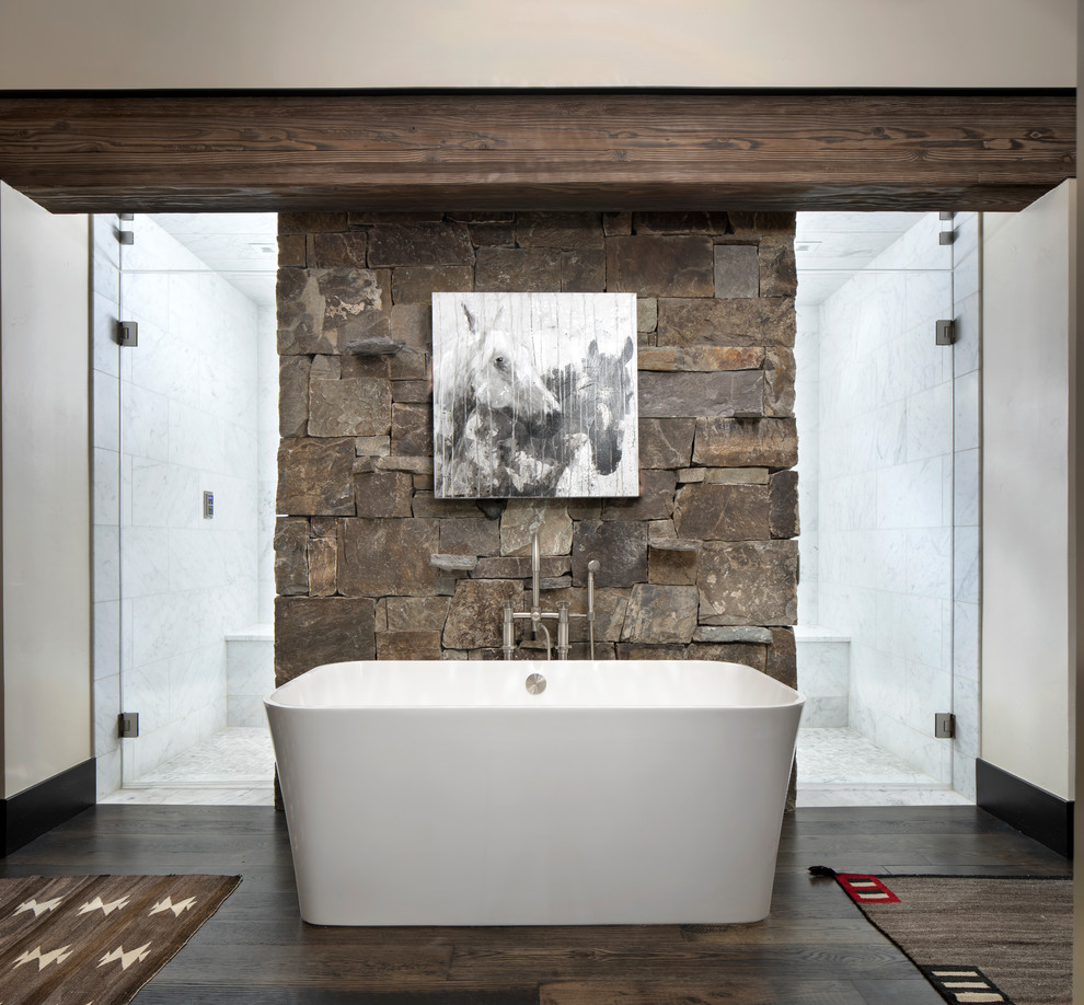 Пример оригинального дизайна: главная ванная комната в стиле рустика с бежевыми стенами, темным паркетным полом, коричневым полом, отдельно стоящей ванной, душем без бортиков, белой плиткой и душем с распашными дверями
