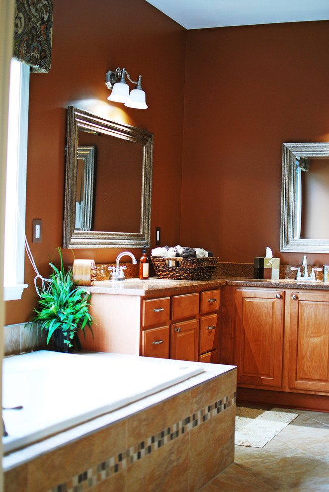 Esempio di una stanza da bagno padronale chic di medie dimensioni con ante con bugna sagomata, ante in legno scuro, vasca sottopiano, pareti marroni e pavimento con piastrelle in ceramica