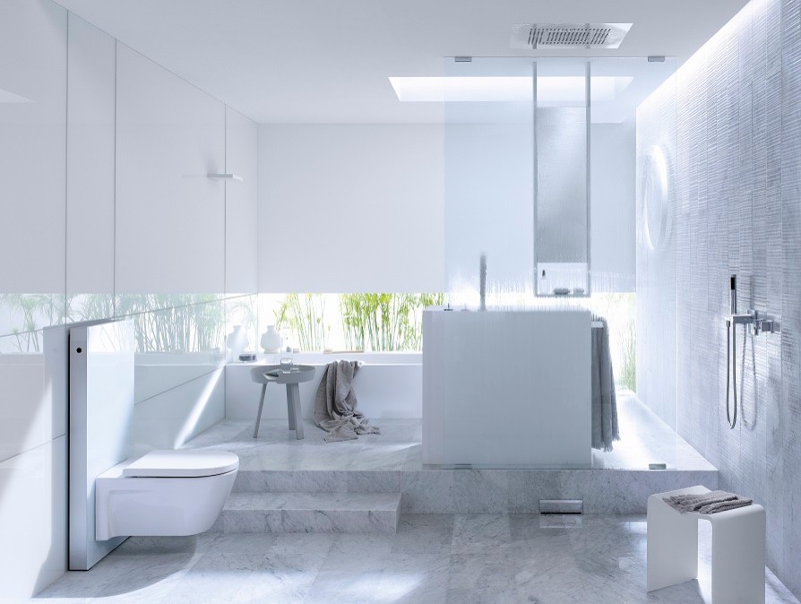 Esempio di una stanza da bagno padronale moderna di medie dimensioni con top in marmo, vasca da incasso, doccia a filo pavimento, WC sospeso, piastrelle bianche, piastrelle a listelli, pareti bianche e pavimento in marmo