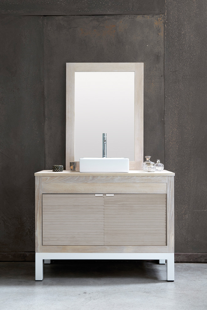 Cette image montre une salle de bain marine avec un mur marron, sol en béton ciré, une vasque, un plan de toilette en bois, un placard en trompe-l'oeil, des portes de placard grises et un sol gris.