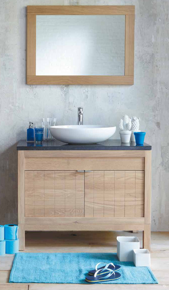 Exempel på ett mellanstort modernt badrum med dusch, med ett fristående handfat, skåp i ljust trä, träbänkskiva, möbel-liknande, grå väggar och ljust trägolv