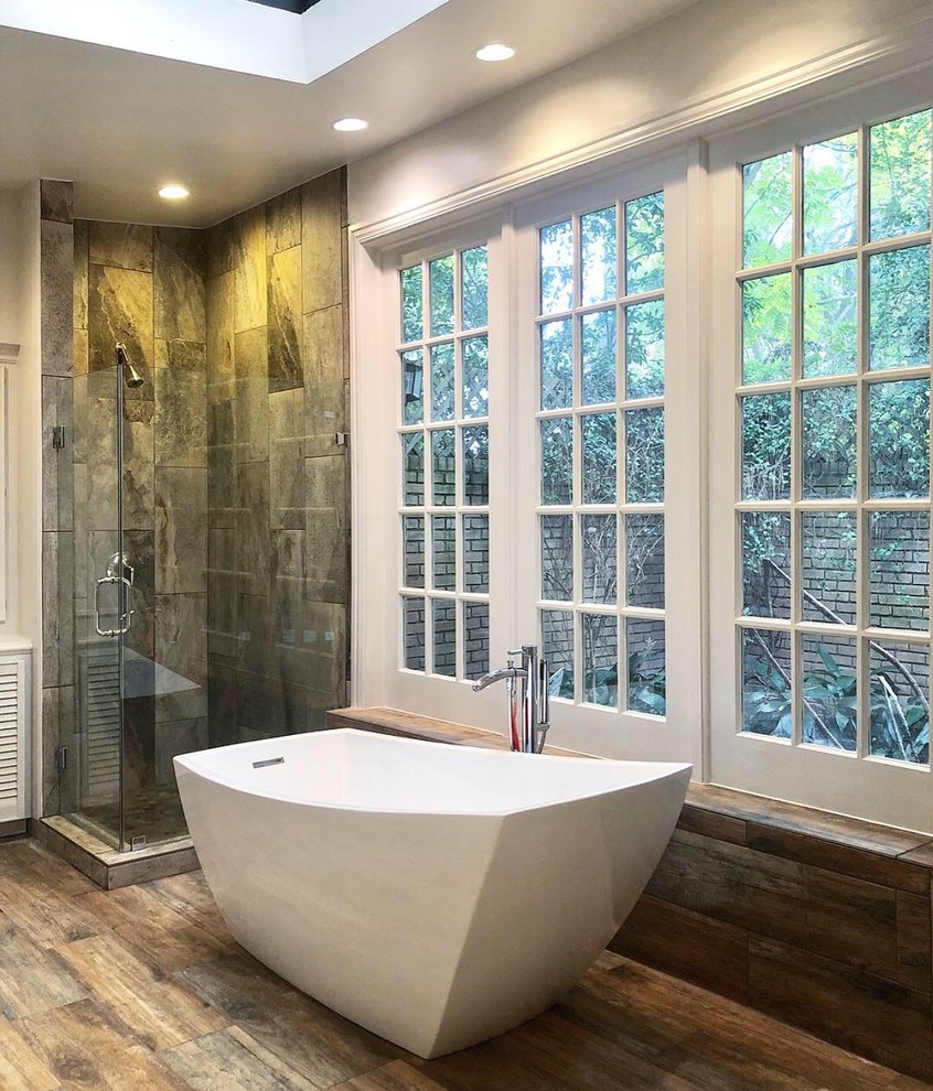Free-Standing Bathtub & Shower - Klassisch modern - Badezimmer ...