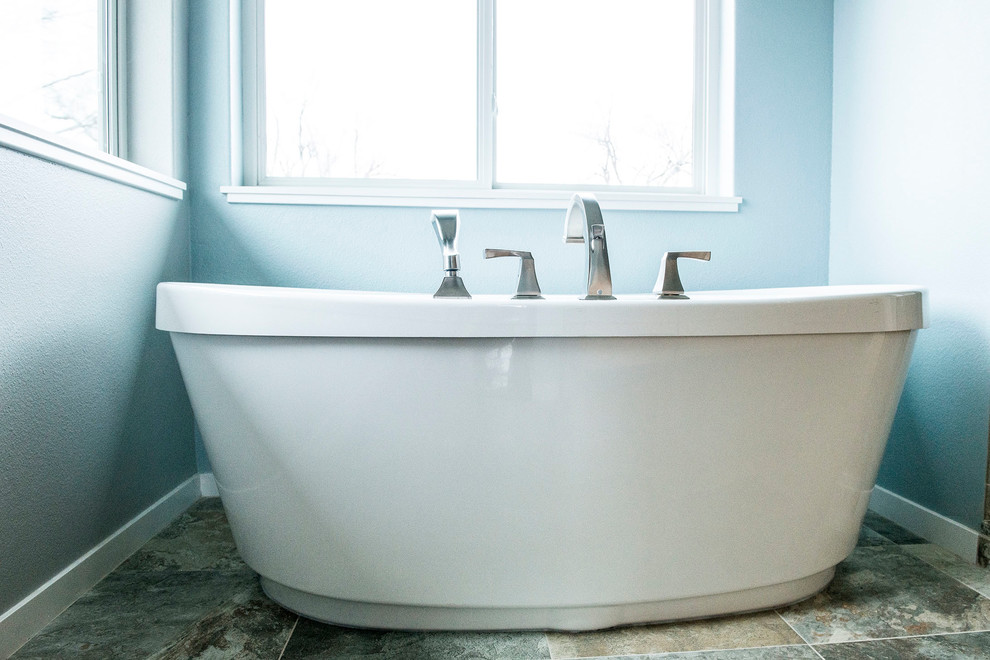 Retro Badezimmer En Suite mit freistehender Badewanne, blauen Fliesen, blauer Wandfarbe, Porzellan-Bodenfliesen und buntem Boden in Kansas City