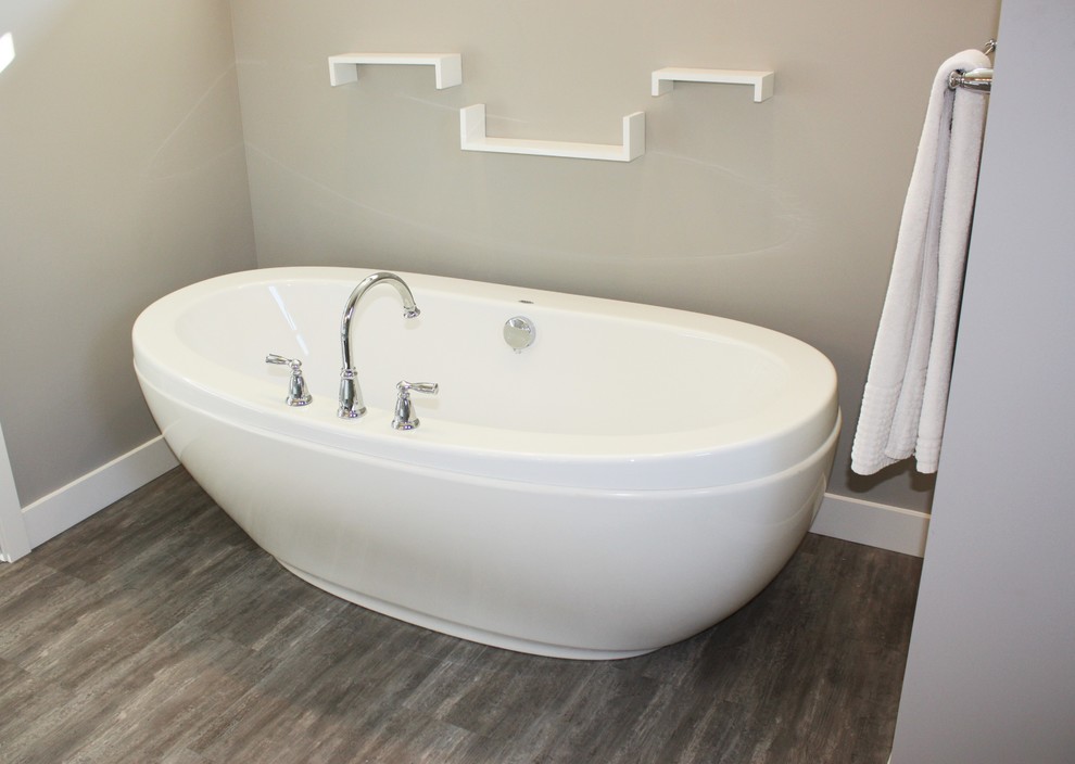 Inspiration för ett litet amerikanskt en-suite badrum, med ett undermonterad handfat, skåp i shakerstil, vita skåp, marmorbänkskiva, ett fristående badkar, grå väggar och vinylgolv