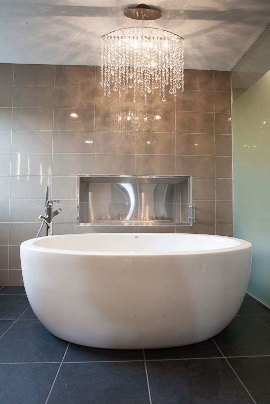 Réalisation d'une grande salle de bain principale design en bois clair avec un placard à porte plane, une baignoire indépendante, un carrelage gris, des carreaux en allumettes, un mur multicolore, un sol en ardoise, une vasque et un plan de toilette en béton.