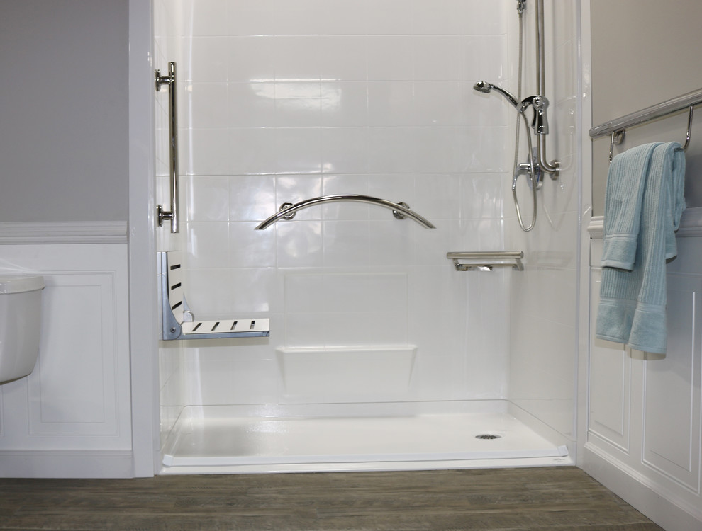 Modelo de cuarto de baño principal moderno de tamaño medio con ducha a ras de suelo, paredes beige, suelo de linóleo, suelo marrón y ducha con cortina