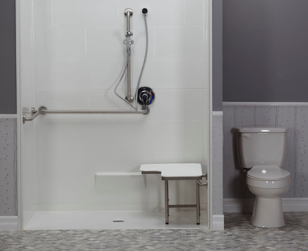 Idee per una stanza da bagno minimal di medie dimensioni con doccia a filo pavimento, WC a due pezzi, pareti grigie, pavimento in linoleum, piastrelle grigie, pavimento grigio e doccia con tenda