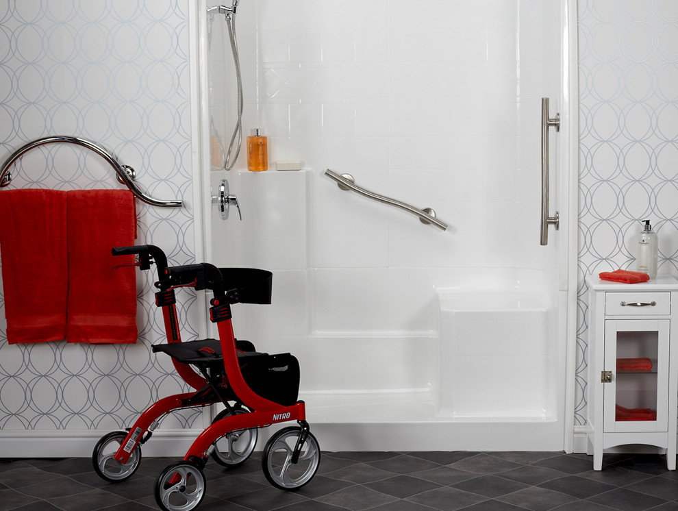 Mittelgroßes Modernes Badezimmer En Suite mit weißen Schränken, Duschnische, weißer Wandfarbe, Linoleum, grauem Boden und Duschvorhang-Duschabtrennung