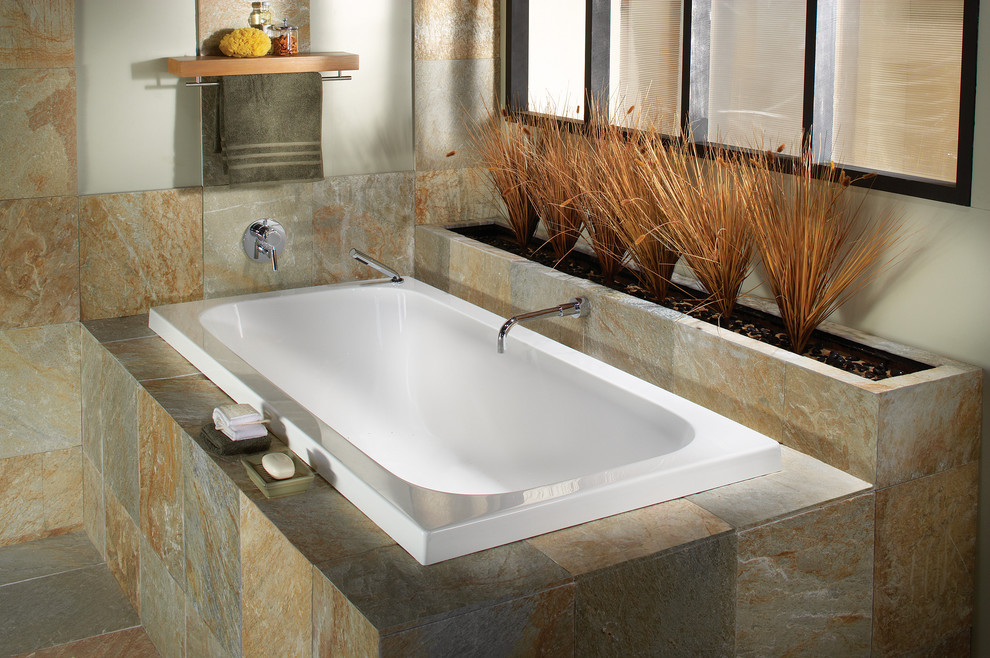 Exemple d'une salle de bain tendance de taille moyenne avec une baignoire posée, du carrelage en ardoise, un mur beige, un sol en ardoise et un sol multicolore.