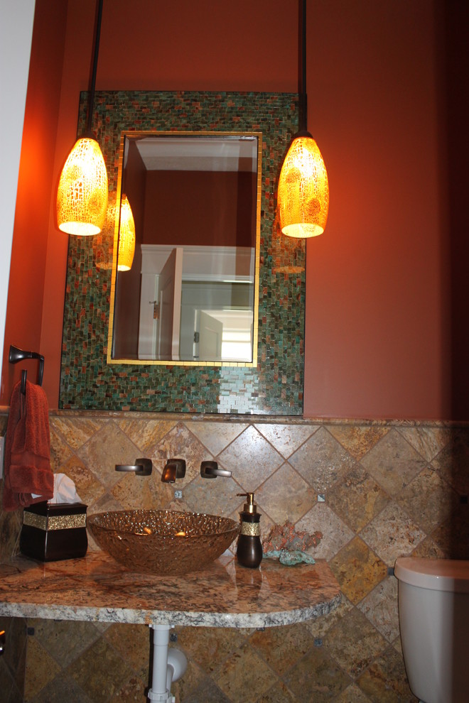 Esempio di una piccola stanza da bagno classica con WC a due pezzi, piastrelle nere, piastrelle in pietra, pareti arancioni, pavimento in ardesia, top in granito e lavabo a bacinella