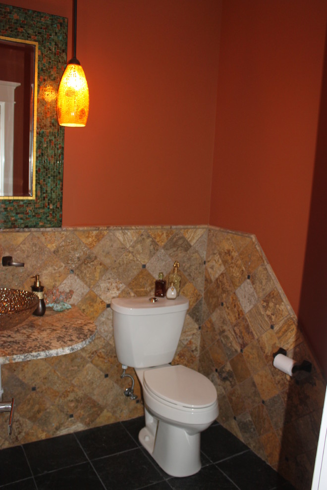 На фото: маленькая ванная комната в стиле неоклассика (современная классика) с раздельным унитазом, черной плиткой, каменной плиткой, оранжевыми стенами, полом из сланца, столешницей из гранита и настольной раковиной для на участке и в саду с