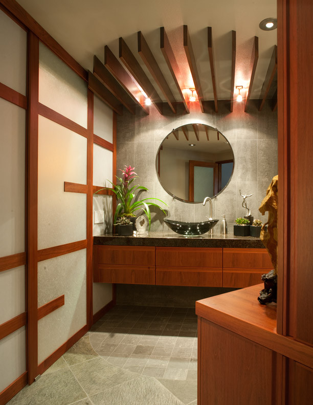 Idéer för att renovera ett mellanstort orientaliskt badrum med dusch, med släta luckor, skåp i mellenmörkt trä, grå kakel, keramikplattor, grå väggar, klinkergolv i keramik, ett fristående handfat, bänkskiva i akrylsten och grått golv