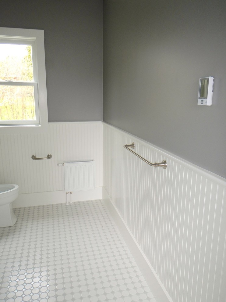 Esempio di una stanza da bagno con doccia stile marino di medie dimensioni con lavabo a colonna, doccia ad angolo, WC a due pezzi, piastrelle bianche, piastrelle in ceramica, pareti grigie e pavimento con piastrelle in ceramica