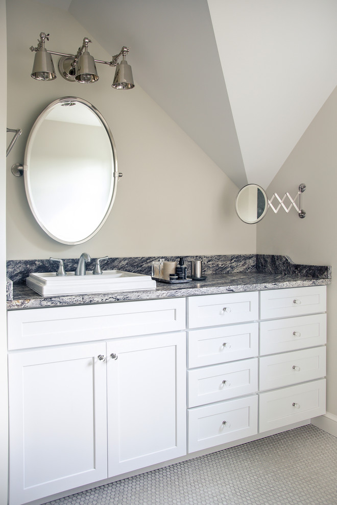 Foto de cuarto de baño de estilo de casa de campo con armarios estilo shaker, puertas de armario blancas, suelo de baldosas de porcelana, encimera de granito, suelo gris y encimeras grises