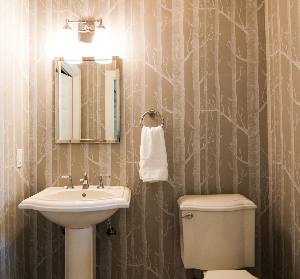 Mittelgroßes Maritimes Badezimmer mit Wandtoilette mit Spülkasten, beiger Wandfarbe und Sockelwaschbecken in Portland Maine