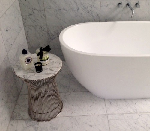 Стильный дизайн: главная ванная комната среднего размера в современном стиле с плоскими фасадами, белыми фасадами и мраморной столешницей - последний тренд