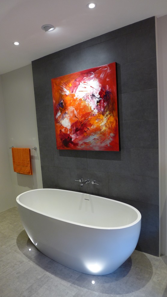 Esempio di una stanza da bagno per bambini design di medie dimensioni con vasca freestanding, piastrelle grigie, piastrelle in gres porcellanato, pareti grigie e pavimento in linoleum