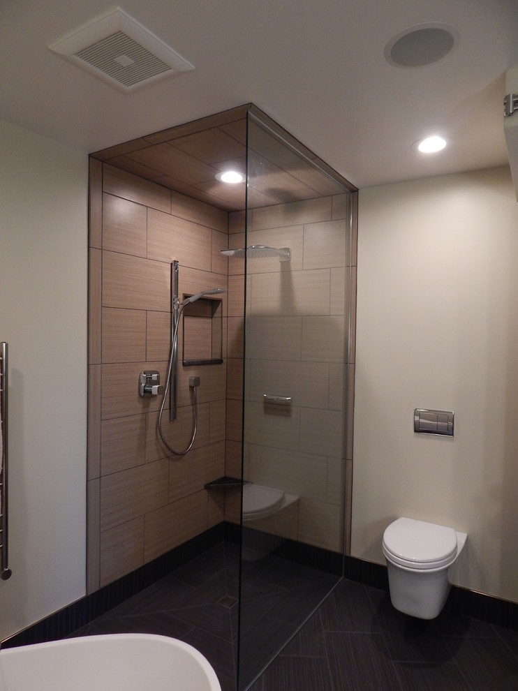 Idéer för ett modernt badrum, med luckor med glaspanel, beige skåp, ett fristående badkar, en kantlös dusch, en vägghängd toalettstol, flerfärgad kakel, porslinskakel, beige väggar, klinkergolv i porslin och ett fristående handfat