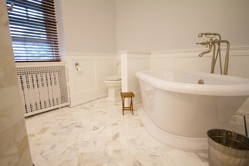 На фото: главная ванная комната среднего размера в классическом стиле с серыми фасадами, отдельно стоящей ванной, открытым душем, белой плиткой, плиткой кабанчик, серыми стенами, мраморным полом и столешницей из искусственного кварца с
