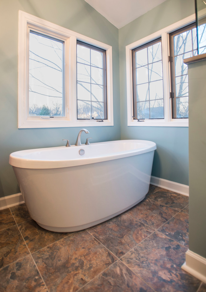 На фото: большая главная ванная комната в стиле неоклассика (современная классика) с отдельно стоящей ванной, красной плиткой, синими стенами и полом из винила с