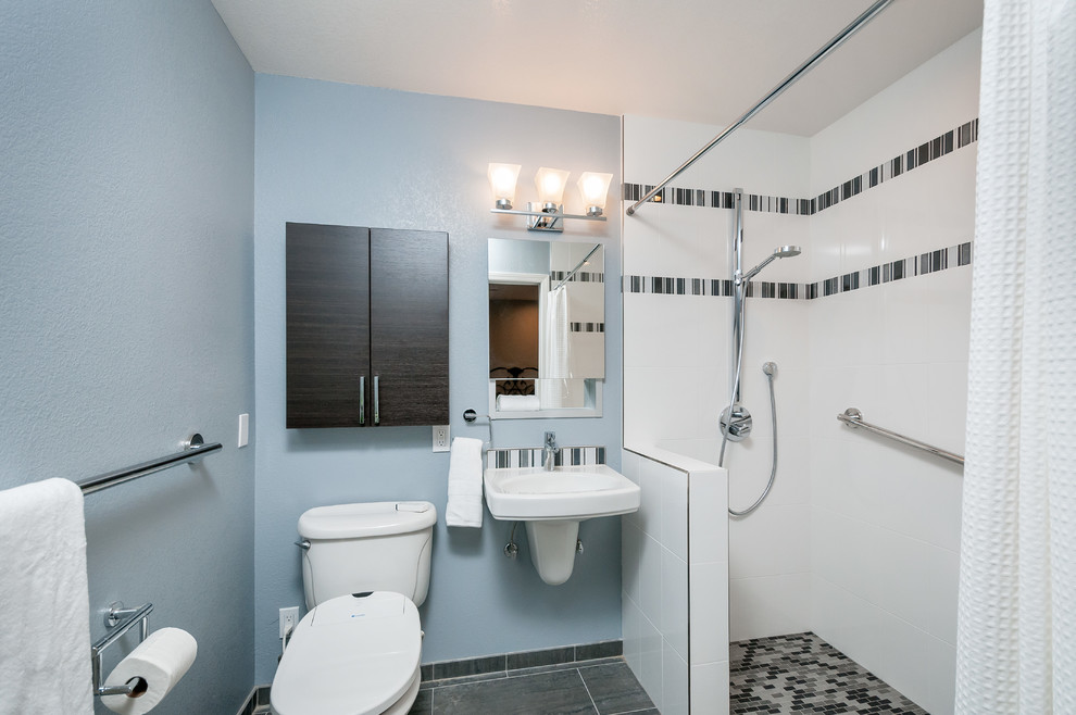 Пример оригинального дизайна: ванная комната среднего размера в современном стиле с душем без бортиков, раздельным унитазом, керамогранитной плиткой, синими стенами, полом из керамогранита, душевой кабиной и подвесной раковиной