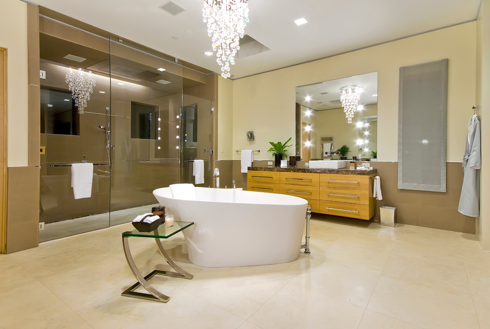 Свежая идея для дизайна: ванная комната в современном стиле с отдельно стоящей ванной и настольной раковиной - отличное фото интерьера