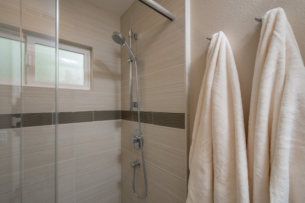 Exemple d'une petite salle de bain tendance en bois foncé avec un placard en trompe-l'oeil, WC séparés, un carrelage beige, des carreaux de porcelaine, un mur beige, un sol en carrelage de porcelaine et une vasque.
