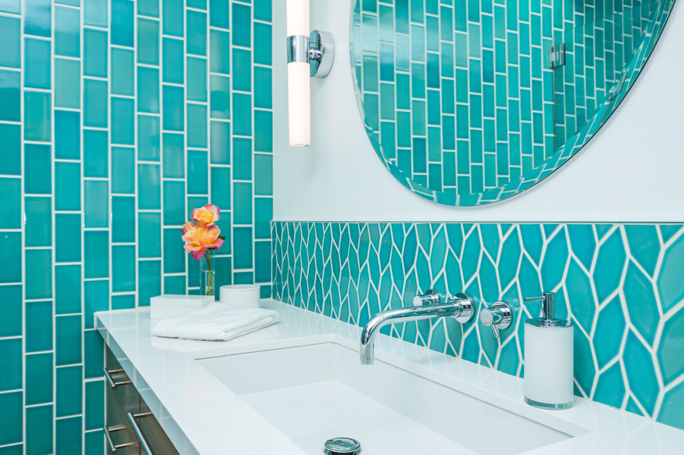 Пример оригинального дизайна: главная ванная комната среднего размера в стиле модернизм с плоскими фасадами, фасадами цвета дерева среднего тона, душем без бортиков, унитазом-моноблоком, зеленой плиткой, керамической плиткой, белыми стенами, полом из керамогранита, врезной раковиной и столешницей из искусственного кварца