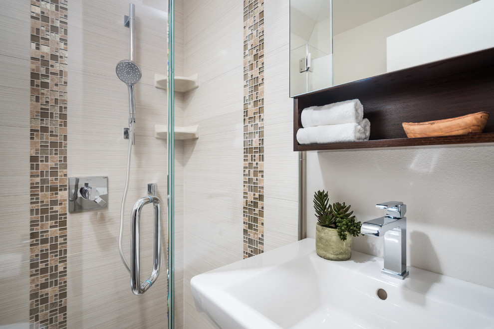 Idéer för att renovera ett litet funkis badrum med dusch, med en hörndusch, en toalettstol med separat cisternkåpa, beige kakel, porslinskakel, beige väggar, klinkergolv i porslin, ett piedestal handfat, beiget golv och dusch med gångjärnsdörr