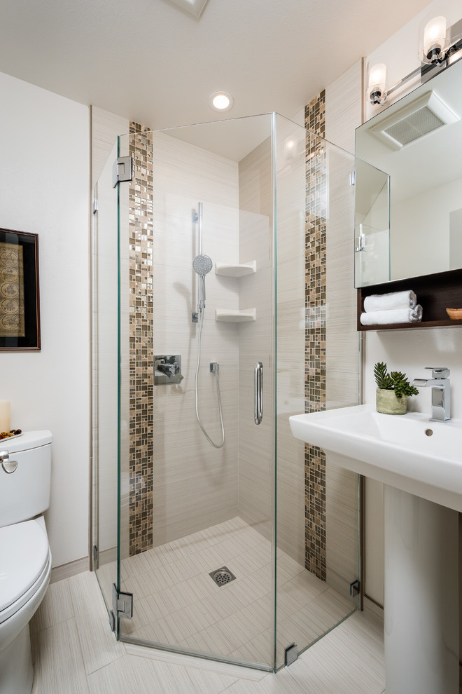 Kleines Modernes Duschbad mit Eckdusche, Wandtoilette mit Spülkasten, beigen Fliesen, Porzellanfliesen, beiger Wandfarbe, Porzellan-Bodenfliesen, Sockelwaschbecken, beigem Boden und Falttür-Duschabtrennung in San Francisco