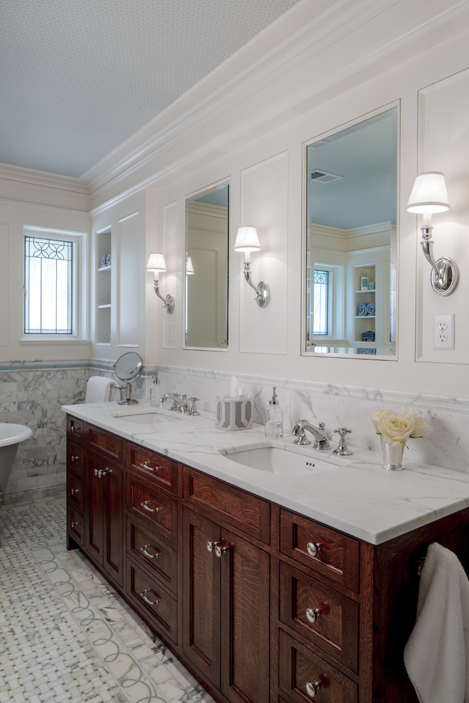Idéer för att renovera ett stort vintage en-suite badrum, med ett undermonterad handfat, marmorbänkskiva, ett badkar med tassar, en hörndusch, en toalettstol med separat cisternkåpa, flerfärgad kakel, vita väggar, marmorgolv, luckor med infälld panel och skåp i mörkt trä