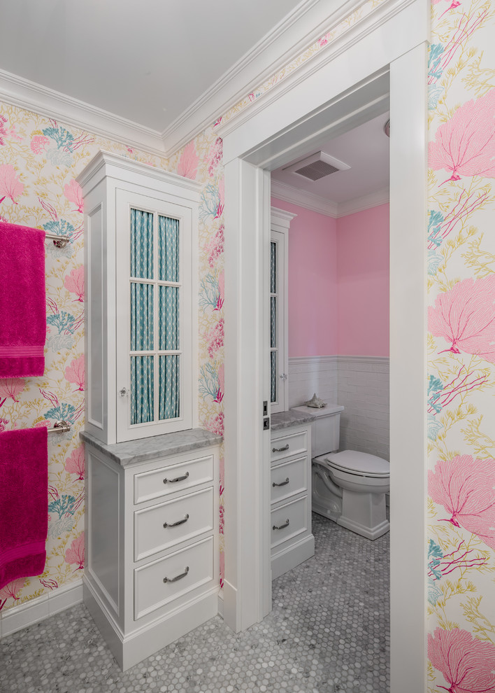 Foto di una stanza da bagno per bambini chic di medie dimensioni con ante bianche, WC a due pezzi, pareti rosa, pavimento con piastrelle a mosaico e top in marmo