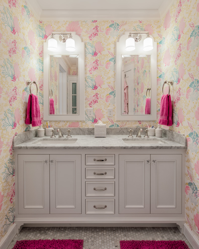 Ejemplo de cuarto de baño infantil, tradicional, grande, con lavabo bajoencimera, puertas de armario blancas, encimera de mármol, baldosas y/o azulejos multicolor, baldosas y/o azulejos de piedra, paredes multicolor, suelo de mármol y armarios con rebordes decorativos