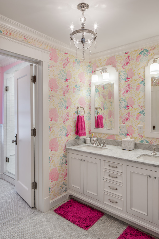 Cette image montre une grande salle de bain traditionnelle en bois brun avec un lavabo encastré, un placard avec porte à panneau surélevé, un plan de toilette en marbre, WC séparés, un mur multicolore et un sol en marbre.