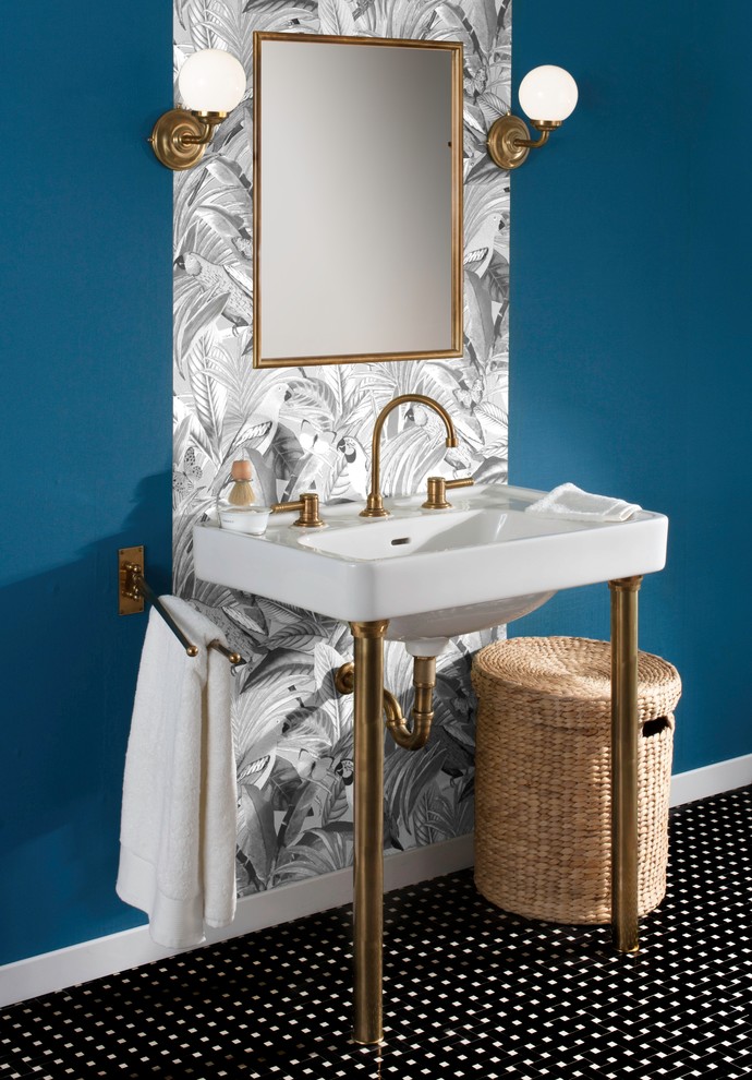 Idéer för mellanstora vintage en-suite badrum, med blå väggar, klinkergolv i porslin och ett konsol handfat