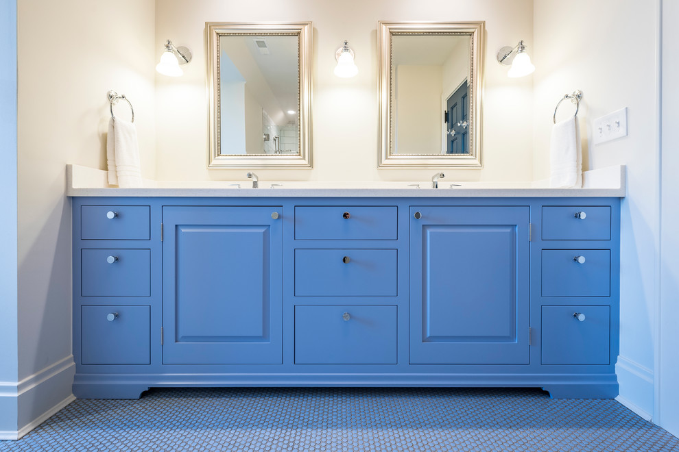 Ejemplo de cuarto de baño principal marinero de tamaño medio con armarios con paneles con relieve, puertas de armario azules, paredes blancas, suelo con mosaicos de baldosas y suelo azul