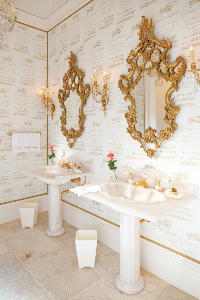 Mediterranes Badezimmer mit Sockelwaschbecken und weißer Wandfarbe in Dallas