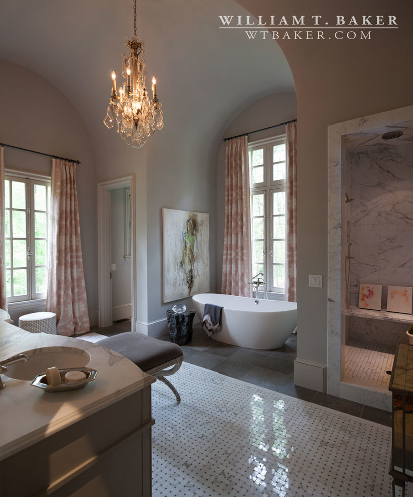 Идея дизайна: главная ванная комната в стиле неоклассика (современная классика) с плоскими фасадами, серыми фасадами, белой плиткой, каменной плиткой и мраморной столешницей